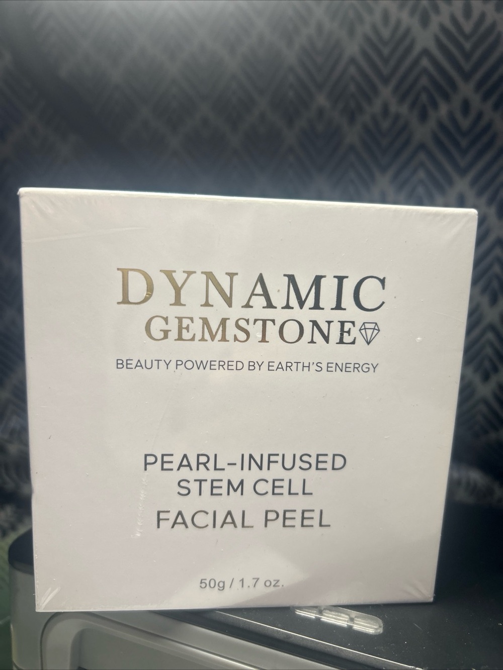 Dynamic Gemstone Pearl-Infused Stem Cell Facial Peel - White